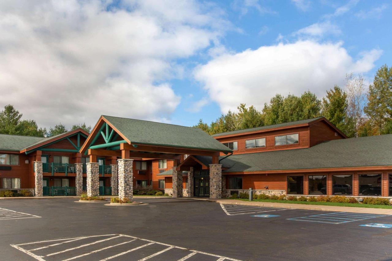 Cobblestone Hotel & Suites - Ladysmith Esterno foto