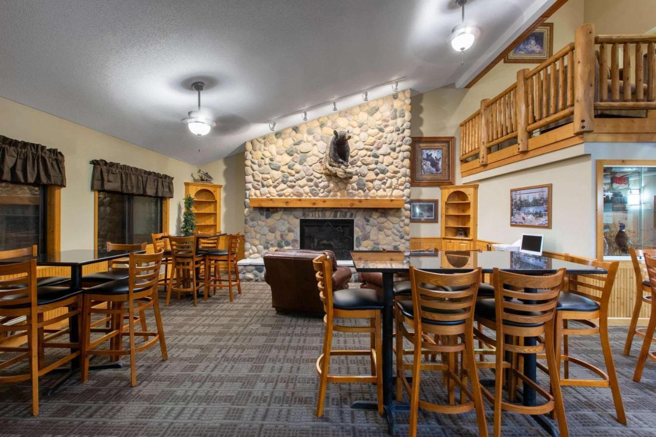 Cobblestone Hotel & Suites - Ladysmith Esterno foto