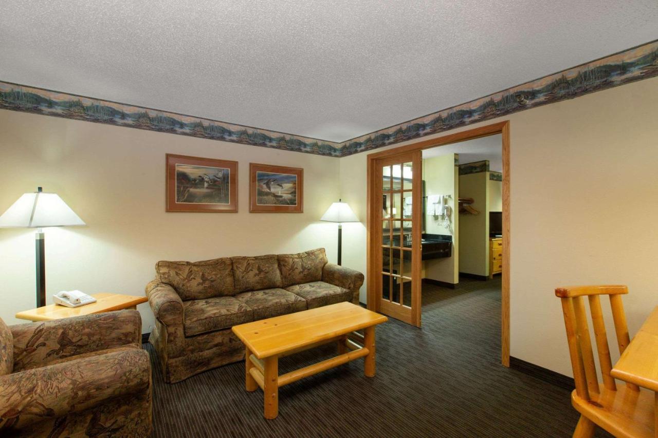 Cobblestone Hotel & Suites - Ladysmith Esterno foto