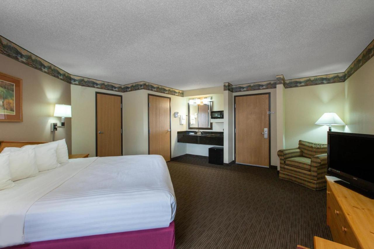 Cobblestone Hotel & Suites - Ladysmith Esterno foto