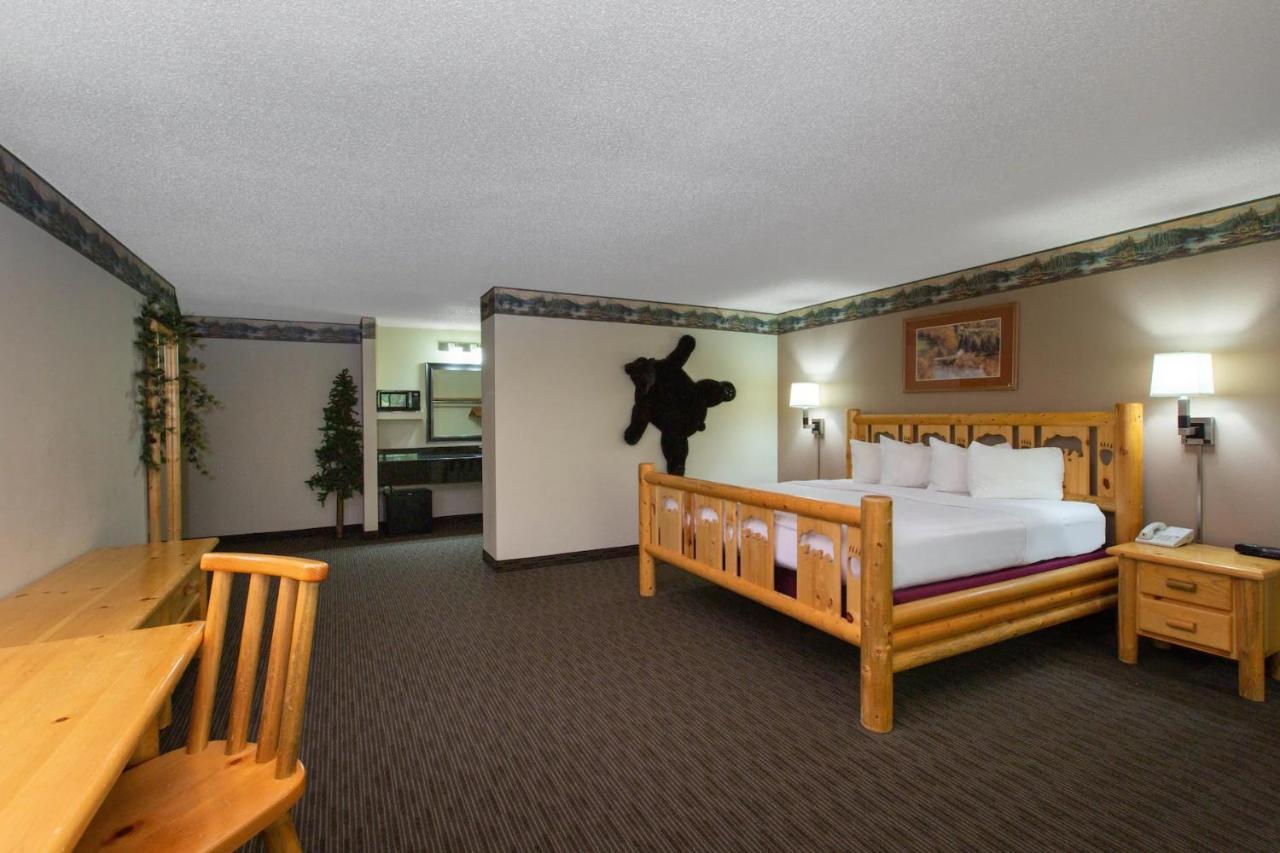 Cobblestone Hotel & Suites - Ladysmith Esterno foto