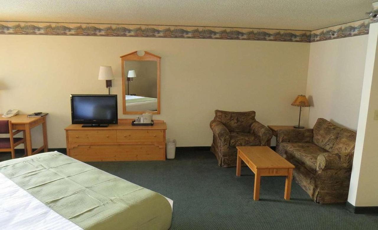 Cobblestone Hotel & Suites - Ladysmith Esterno foto