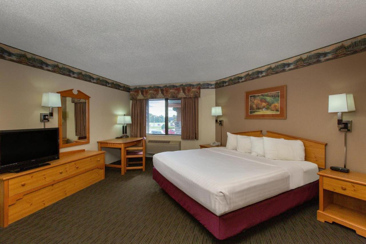 Cobblestone Hotel & Suites - Ladysmith Esterno foto